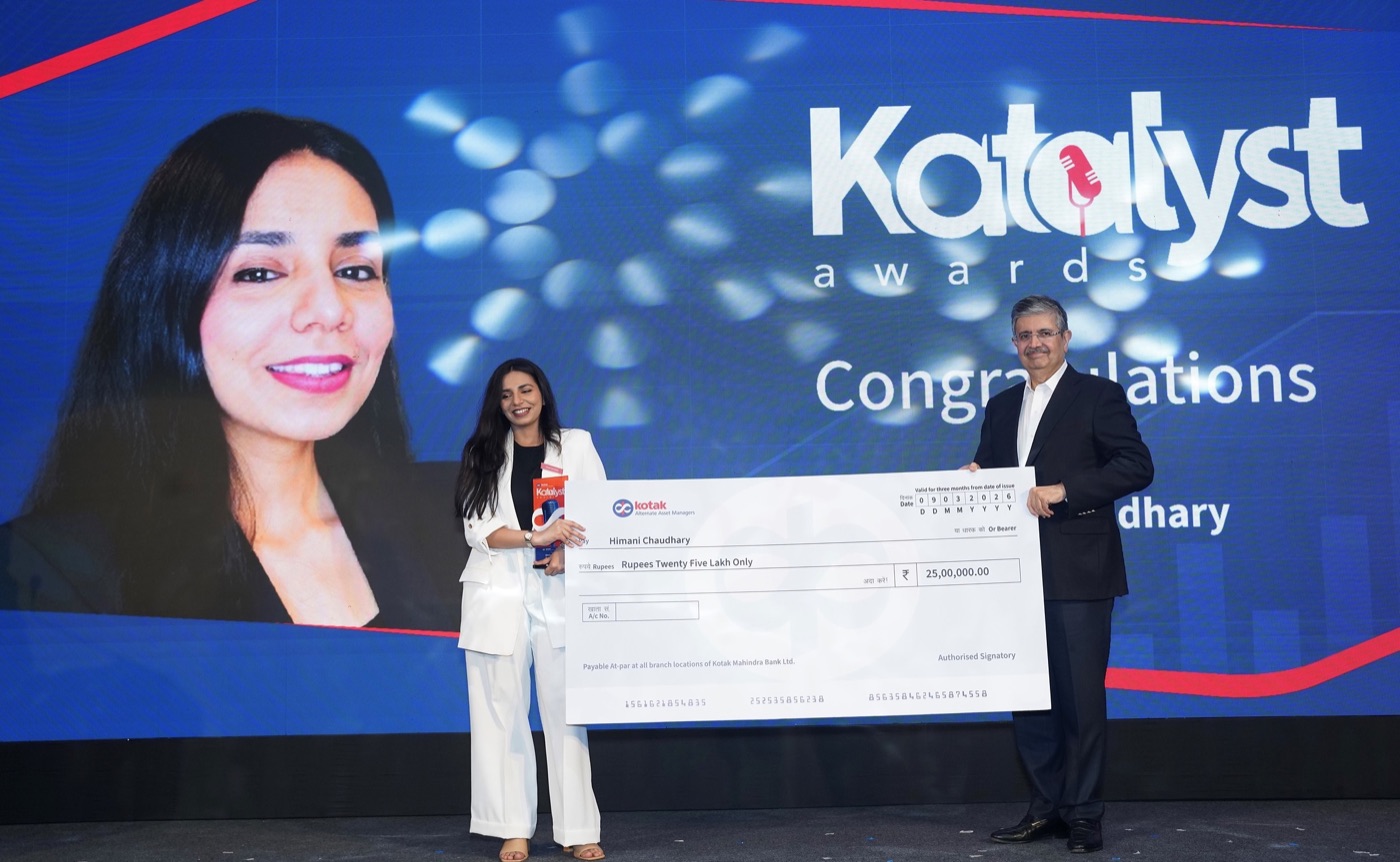 Uday Kotak presenting the Kotak Alts Katalyst Award 2026 to Himani Chaudhary